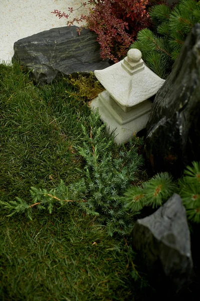 Jardin japonais avec mousse, statue et pierres — Photo