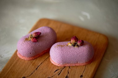 Güzel meyve pasta leylak desenli ahşap bir gemide mousse