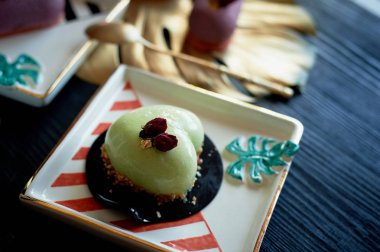 Fıstıklı mousse kek balık yemek pişirme sanatı. Çizgili grafik daireler