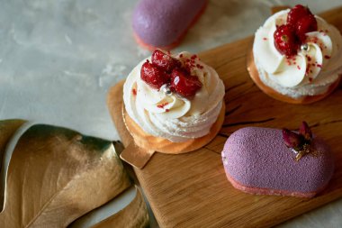 Mor meyve mousse kek, beze Anna Pavlova ahşap Board.Culinary sanat