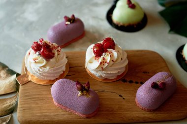 Mor meyve mousse kek, beze Anna Pavlova ahşap Board.Culinary sanat