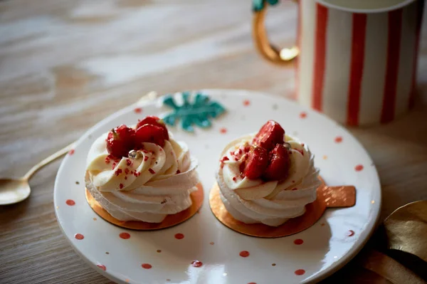 Aria e deliziosa meringa Anna Pavlova nel cuore del piatto. Arte culinaria — Foto Stock