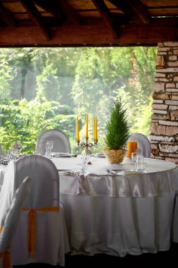 Düğün masa dekorasyonu. Düğün çiçekleri sarı