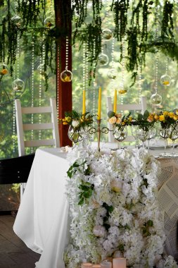 Düğün masa dekorasyonu. Düğün çiçekleri sarı