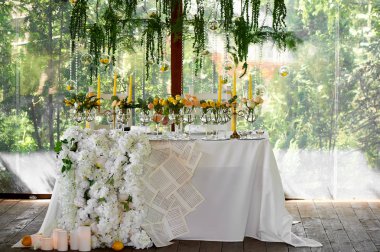 Düğün masa dekorasyonu. Düğün çiçekleri sarı