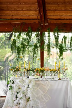 Düğün masa dekorasyonu. Düğün çiçekleri sarı