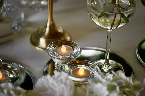 Fleurs jaunes détails de la table de mariage décorées de fleurs.Floristique — Photo