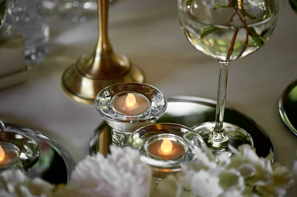 Gelbe Blumen Details des Hochzeitstisches mit Blumen dekoriert. — Stockfoto