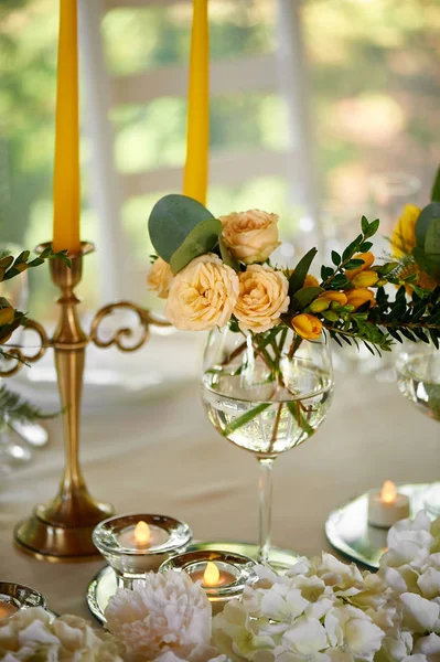 Žluté květy podrobnosti o květinovou výzdobou svatební tabule. Floristické — Stock fotografie