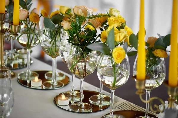 รายละเอียดดอกไม้สีเหลืองของโต๊ะแต่งงานที่ตกแต่งด้วยดอกไม้ — ภาพถ่ายสต็อก