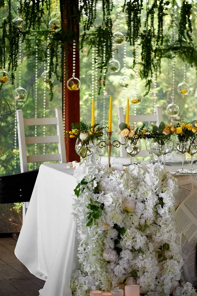 Düğün masa dekorasyonu. Düğün çiçekleri sarı