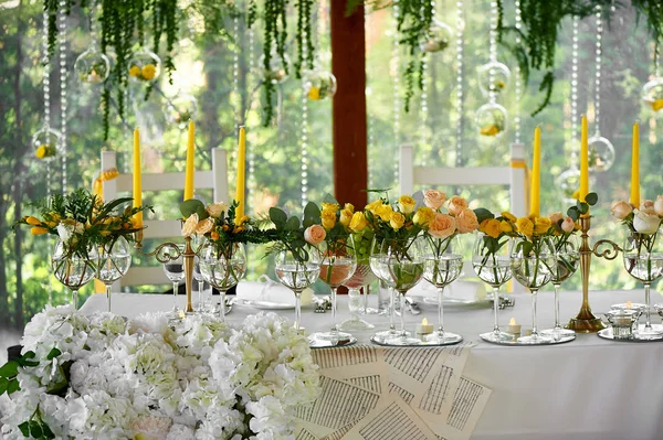 Διακόσμηση τραπεζιού γάμου. Γαμήλια λουλούδια σε κίτρινο χρώμα — Φωτογραφία Αρχείου