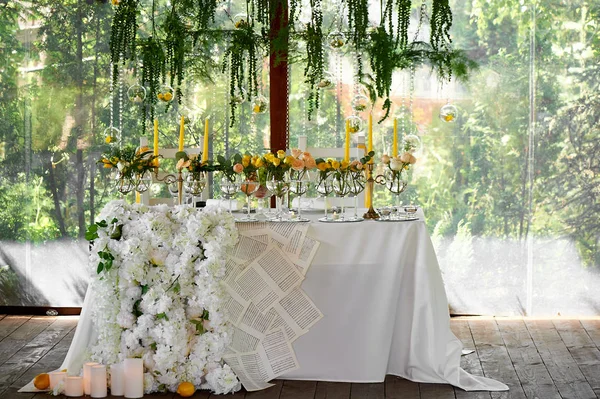 Düğün masa dekorasyonu. Düğün çiçekleri sarı