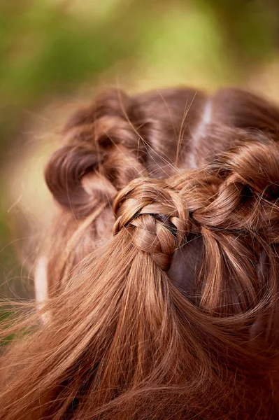 Esküvői frizura-a vastag vörös hajú. Haj, közel — Stock Fotó