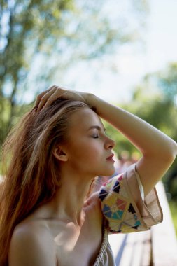 Uzun saçlı Kızıl saçlı bir kız portresi. Saç aşağı. Sanatsal portre. Çocuk doğanın. Doğallık ve doğa yakınlık. Basit bir keten elbise. Newton