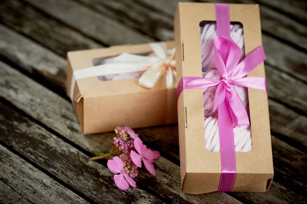 Geschenkdozen marshmallows van de banketbakker, een compliment. Op een houten achtergrond. Romantiek — Stockfoto