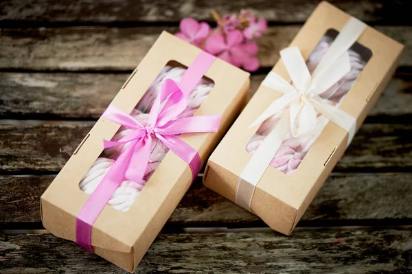 Geschenkdozen marshmallows van de banketbakker, een compliment. Op een houten achtergrond. Romantiek — Stockfoto