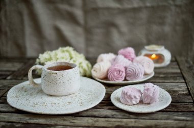 Hassas pastel renkler. Açık havada çay partisi. Seramik el yapımı bir rustik tarzda. Hassas hatmi pembe tonları.