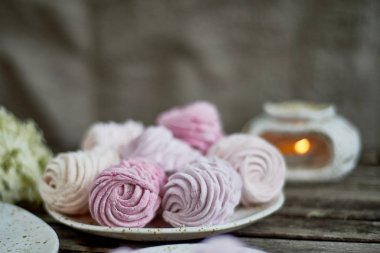 Hassas pastel renkler. Açık havada çay partisi. Seramik el yapımı bir rustik tarzda. Hassas hatmi pembe tonları.