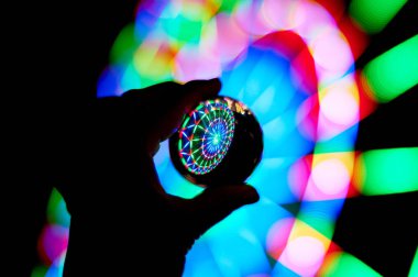 Dönme dolap elinizin avuç cam topa aracılığıyla. Kutlama ve geri kalan bir atmosfer. Akşam macera. Parlak renk. El siluet