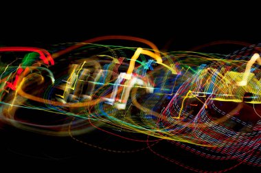 Parlak ışık ışınları koyu arka plan bulanık. renkler