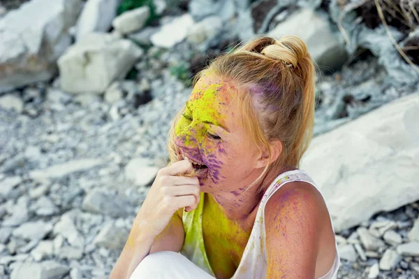 The festival of Holi.The joy and happiness. Paint on the face. Blonde girl. The festival of Holi. The joy and happiness. Paint on the face. Girl the blonde . The smile on her face, happiness — Stock Photo, Image