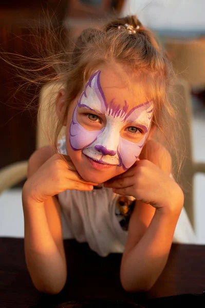 Bastante emocionante chica de ojos azules de 5 años con una pintura de la cara —  Fotos de Stock