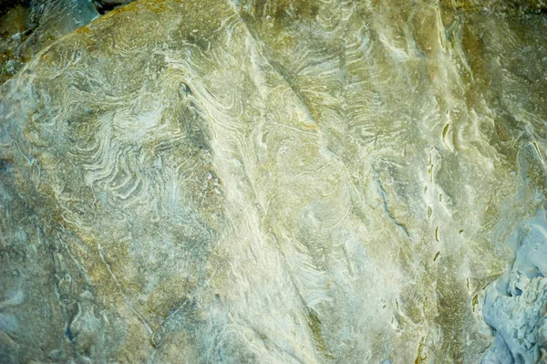 De structuur of een patroon van de stenen onder water. Rocky, rotsachtige kust — Stockfoto
