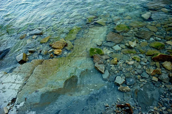 テクスチャや水の下で石の模様。岩、岩の海岸 — ストック写真