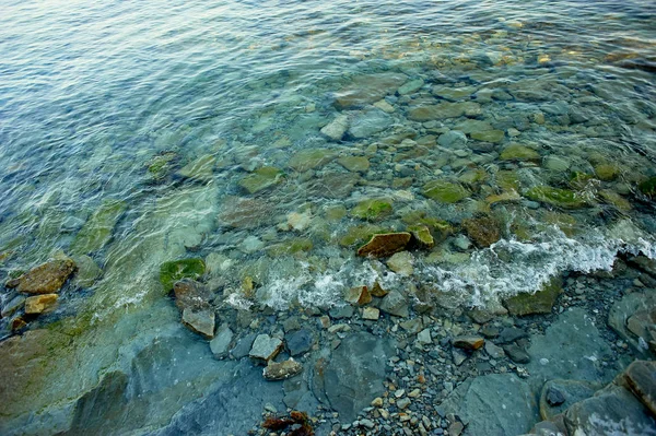 The texture or pattern of the stones under water.Rocky, rocky seashore — Stock Photo, Image