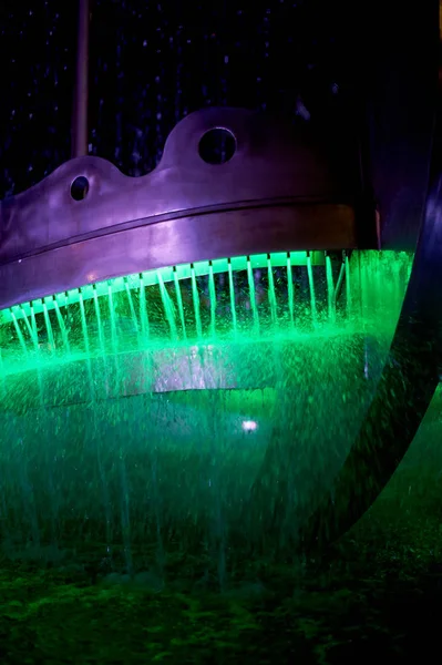 Fontaine avec des néons brillants.Nuit Lumineuse et belle — Photo
