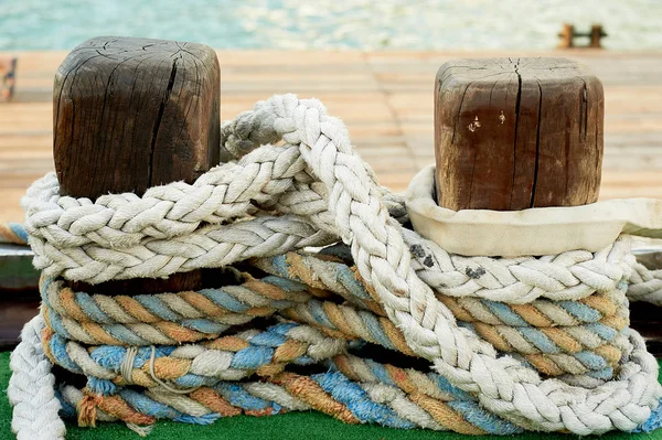 Seil gewickelt auf einem Holzbalken auf der Seebrücke, vorbereitet für das Anlegen des Schiffes — Stockfoto