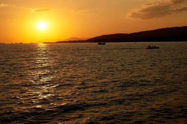 Deniz on Golden sunset. Su yolu. Güzel altın ışık