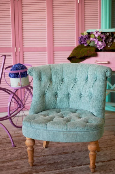 Chaise turquoise en oreiller rose aux couleurs pasteles.Intérieur élégant — Photo