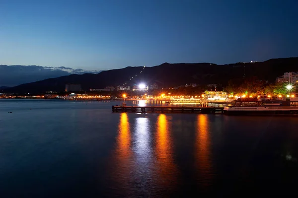 De stad van de nacht met water. Quay, verlichting — Stockfoto