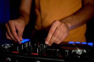 DJ uzak, turntable ve eller. Kulüpte parti gece hayatı