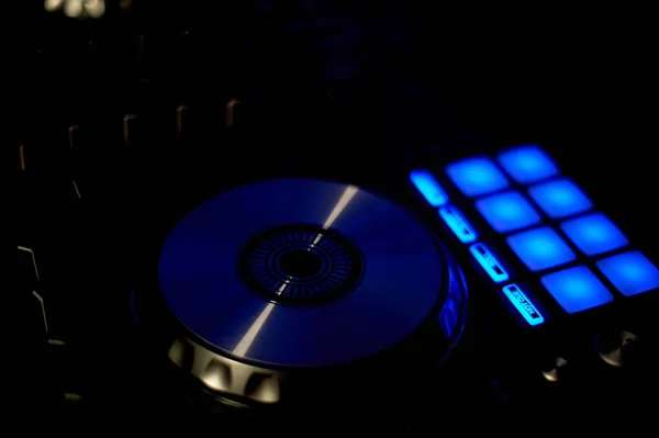 I dettagli del controller DJ, chiudere. Macro al buio, con luce.Vita notturna — Foto Stock