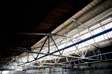 Metal ve cam eski fabrika çatısı. Bu ışık bir sürü oldu. Büyük ölçekli tasarım