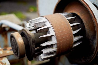 Eski metal parça, çatıda havalandırma. Terk edilmiş ekipman. Rustik