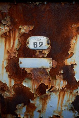 Doku, paslı demir sac ve normer 62 üstünde o. Retro.Abandoned binalar