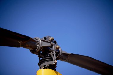Mavi gökyüzüne karşı Helikopter rotor. Makro ayrıntılarda. Helikopter uçuşlar