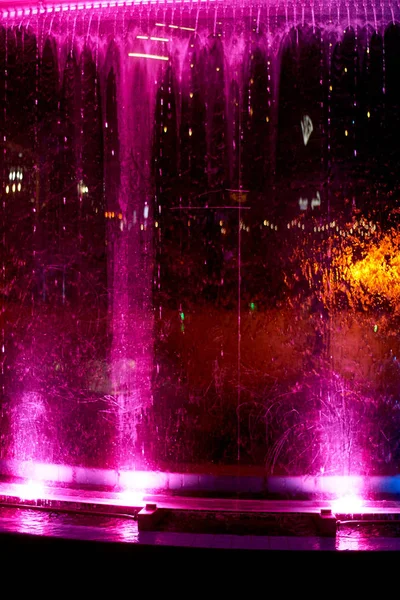 Fontana con luci al neon luminose.Notte Luminosa e bella — Foto Stock