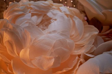 Yakın çekim, dekoratif kağıt yapay çiçek. Parti dekoru