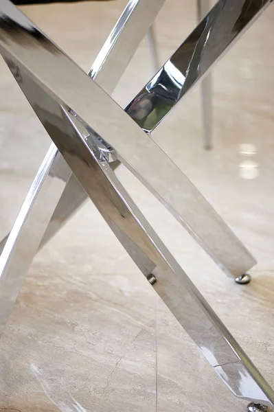 기본 금속입니다. 테이블 다리 크롬입니다. 현대 최소한의 인테리어 — 스톡 사진