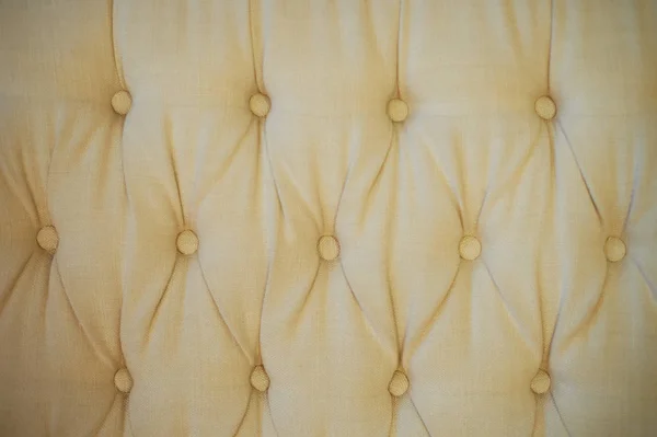 Texture, rembourrage classique canapé avec boutons en tissu léger . — Photo