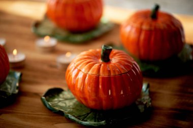 El yapımı seramik kabaklar şeklinde. Atmosfer kutlama ve ev konforu. Neşeli portakal tencere fırın ve kızartma. Kabak püresi