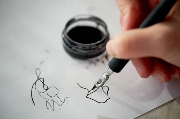 Eine Frauenhand schreibt mit Tinte, einem Füllfederhalter. Schreiben. der kreative Prozess des Schaffens eines Werkes — Stockfoto