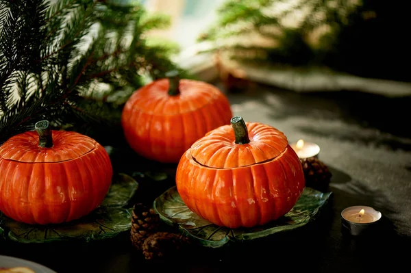 Handgjord keramik i form av pumpor. Christmas tassar. Stämningen av fest och hem komfort. Glada orange krukor till ugnen och stek. — Stockfoto