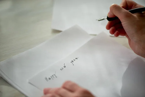 Eine Frauenhand schreibt mit Tinte, einem Füllfederhalter. Schreiben. der kreative Prozess des Schaffens eines Werkes — Stockfoto