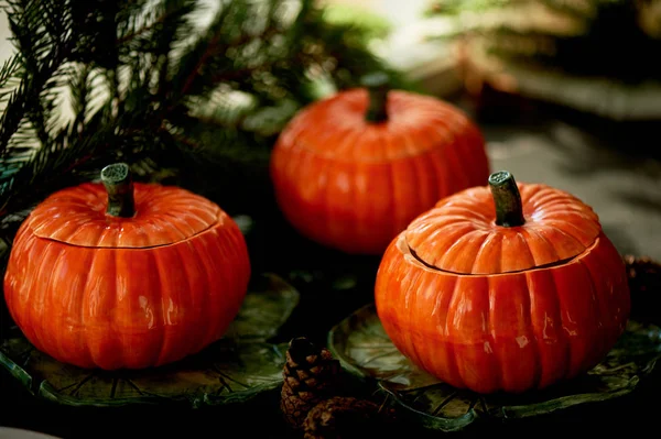 Handgjord keramik i form av pumpor. Christmas tassar. Stämningen av fest och hem komfort. Glada orange krukor till ugnen och stek. — Stockfoto